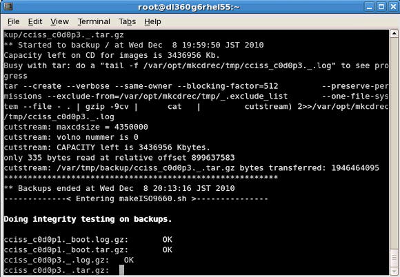 図13: mkcdrecによるバックアップの様子。パーティションごとにtar.gz形式で/var/tmp/backup以下に保管される様子が分かる。最終的には、tar.gz形式のファイルは削除され、リカバリDVD用のisoイメージが生成される