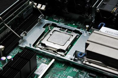 CPUごとに巨大なヒートシンクが取り付けられている