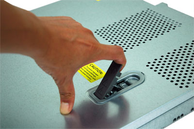 カバーをあけるクイックリリースレバーを引き起こす