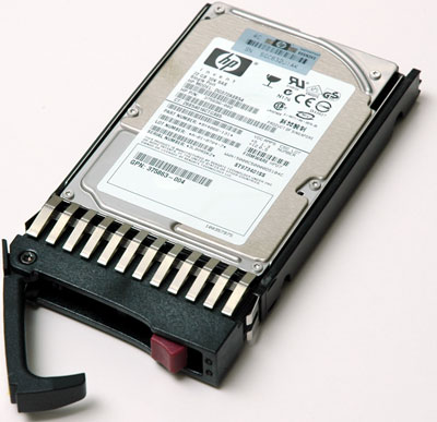HDDは専用のロック機能付きフレームに取り付けられている