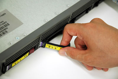 オレンジ色のボタンを押しながらレバーを手前に引くことでHDDを取りはずしすることができる