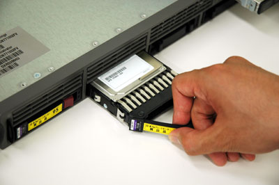 オレンジ色のボタンを押しながらレバーを手前に引くことでHDDを取りはずしすることができる