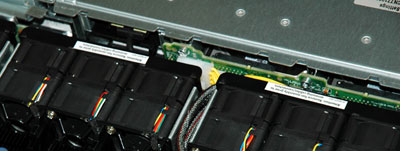 ファンの前にあるのがバックプレーンボード