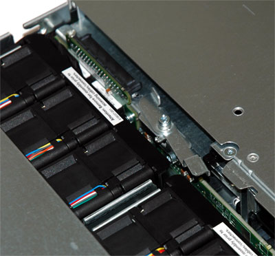 ボタンを押すと、内部にあるヒンジでユニットそのものを押しだす構造になっている