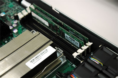 メモリスロットは4つずつ、メインボードの左右に配置されている