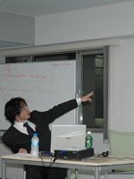 実際にデモンストレーションを行いながら解説する松崎氏