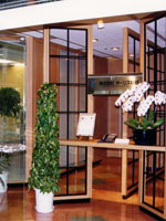 ガラス張りの応接室