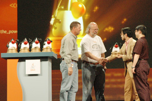 トロフィーを受け取るFelicaの開発者