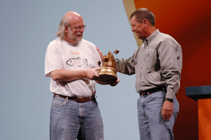 金のトロフィーを受け取るGosling氏