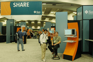 いたる所にSHAREと見えるSunブース周辺