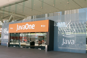 JavaOne会場前。Moscone Centerの入り口には「JavaOne」の大きなパネルがある