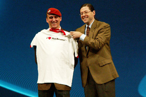 Marc Fleury氏に「I love NetBeans」というTシャツを贈呈するSchwartz氏