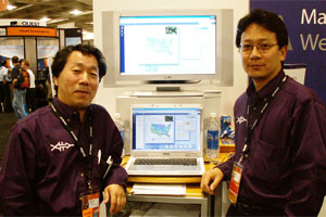 ジャストシステム xfy projectシニアエンジニアの羽鳥正彦氏（左）とエンジニアの吉田崇氏（右）