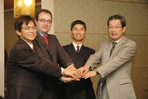 左から、東貴彦氏、ディーン・マンスフィールド氏、トランスコスモス代表取締役会長 兼 CEO 船津康次氏、インスパイア代表取締役社長 成毛眞氏