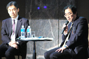 KDDI プラットフォーム開発本部 本部長 吉満 雅文氏（左）と三菱東京UFJ銀行 執行役員 システム部長 根本 武彦氏