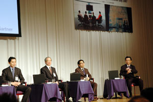 左から中山 裕之氏、久世 和資氏、三澤 智光氏、三露 正樹氏