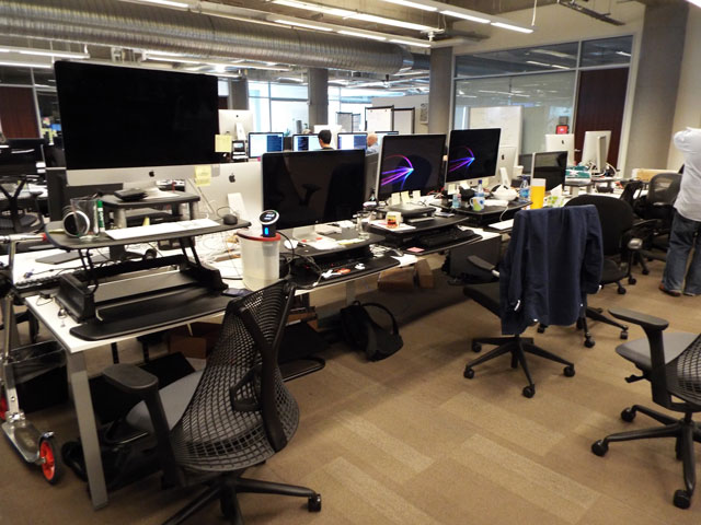 各人のスペースは狭く、日本のオフィススペースとも変わらない？