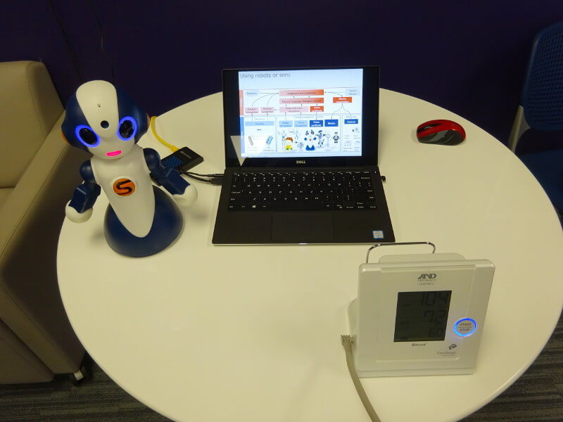 ロボットと血圧計を組み合わせた健康アドバイスのデモシステム