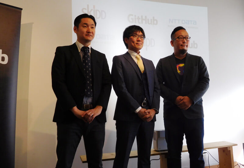 発表を行ったNTTデータ経営研究所堀野氏（左）、特許庁足立氏（中央）、ギットハブ池田氏（右）