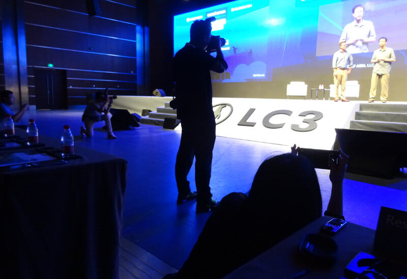 TencentのVPがステージに登場するとカメラマンが大量発生
