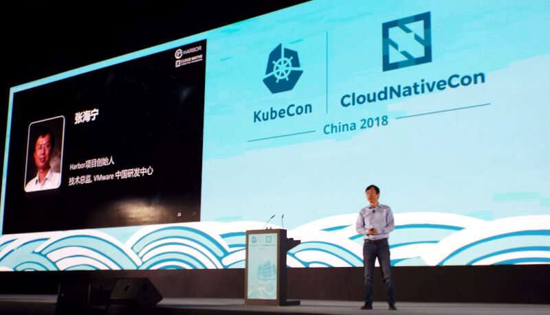 VMware ChinaのHenry Zhang氏。左側のスライドは中国語表記
