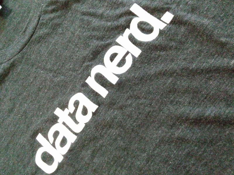 New RelicのノベルティのTシャツ。データオタク（nerd）は言い得て妙