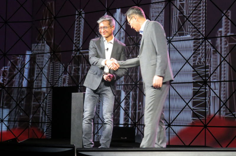 XilinxのCEOと固く握手するサムスン電子の5G製品責任者であるRoh氏