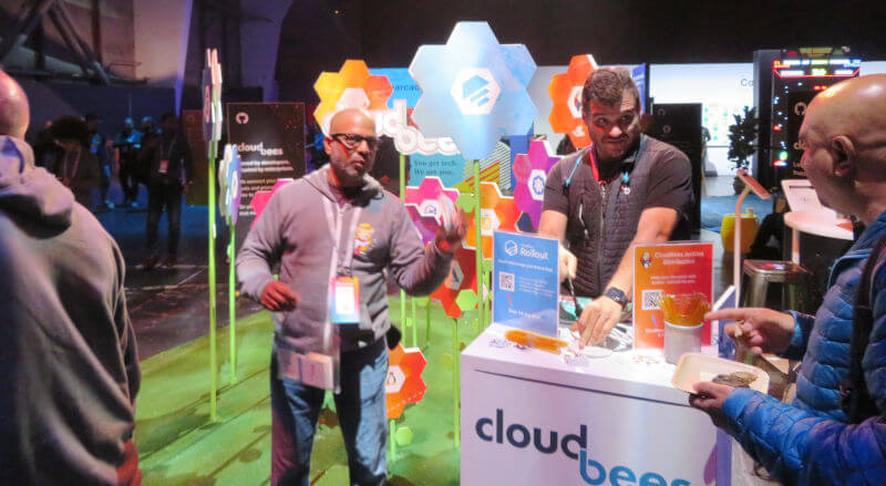 CloudBeesはフーディを配布して寒さに凍える参加者に大人気