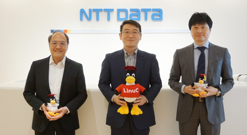 LPI-Japan鈴木敦夫氏（左）、NTTデータ濵野賢一朗氏（中央）、NTTデータ俣木淳哉氏（右）