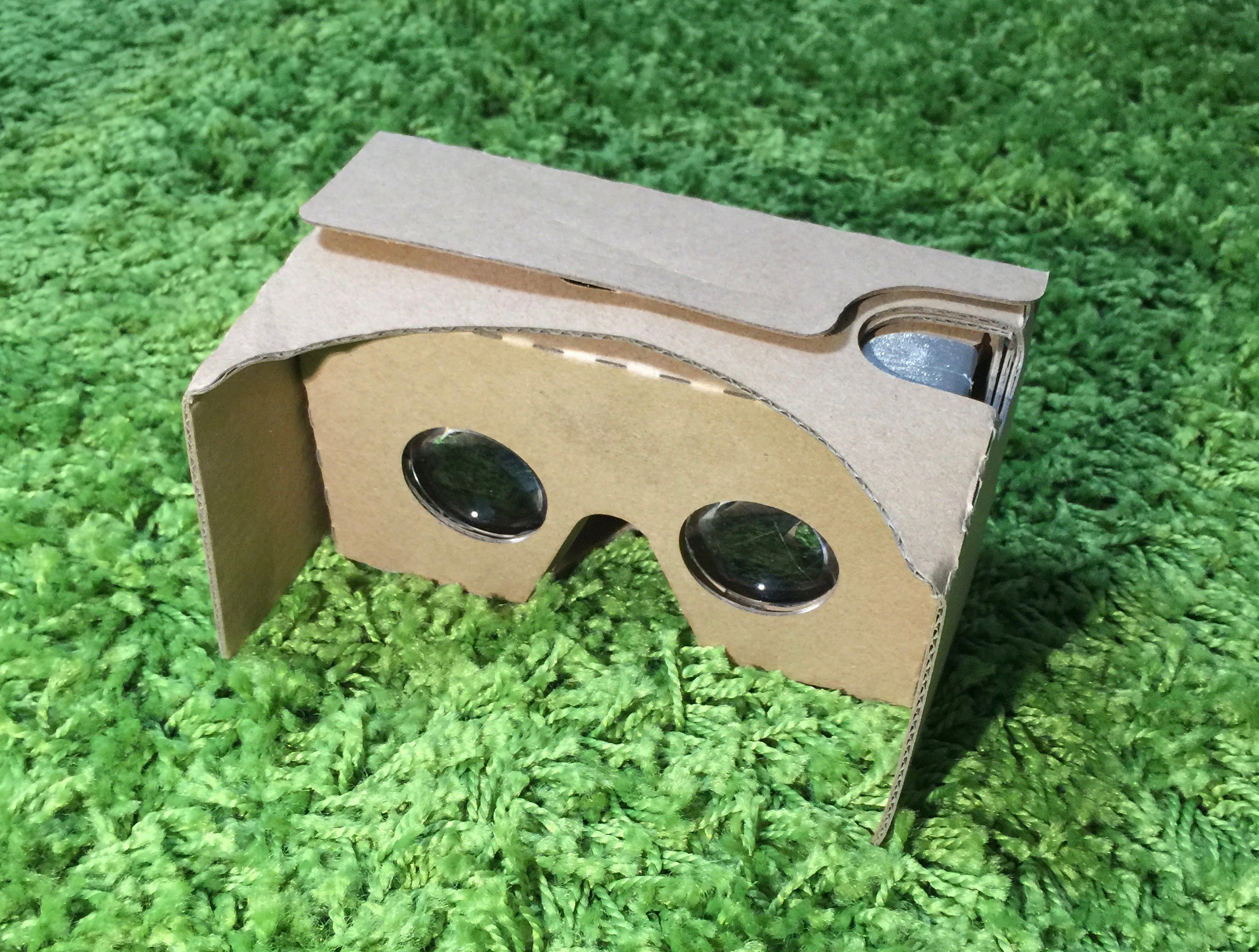Google が設計した VR/AR ビューワ「Google Cardboard」