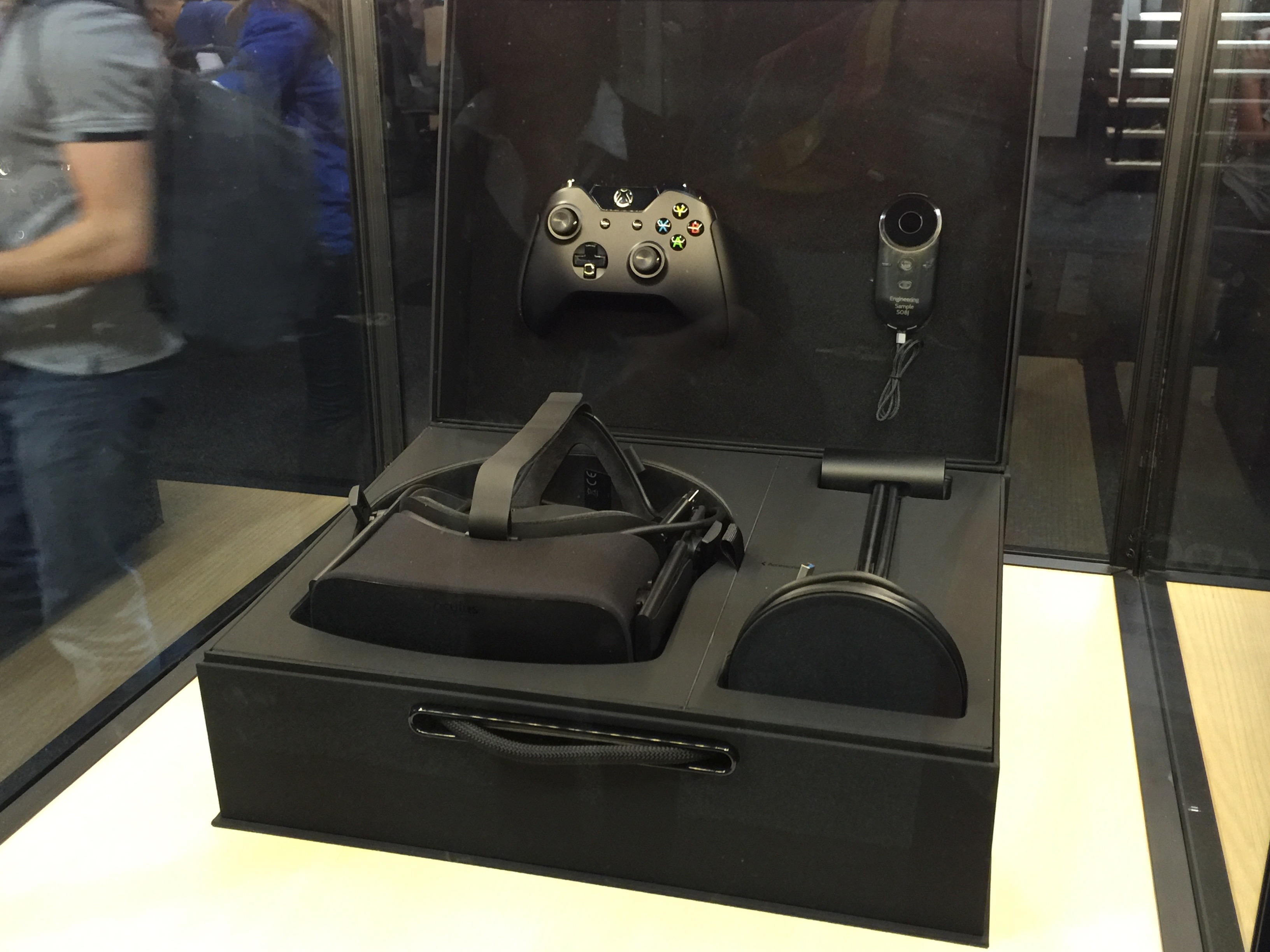 GDC 2016 の Oculus ブースで展示されていた Rift のパッケージ 