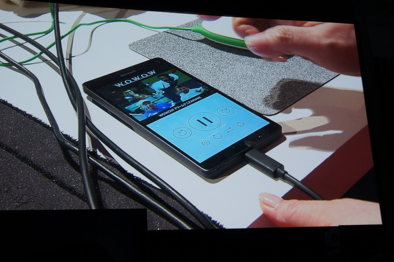 外部ディスプレイとWindows Phoneの画面に、同時に違う形式で表示される