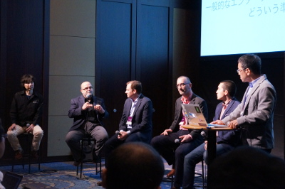 左から、牛尾剛氏（日本マイクロソフト）、Sam Guckenheimer氏（Microsoft）、Aaron Williams氏（Mesosphere）、James Casey氏（Chef）、Mitchell Hashimoto氏（HashiCorp）、モデレータの鈴木逸平氏（クリエーションライン）