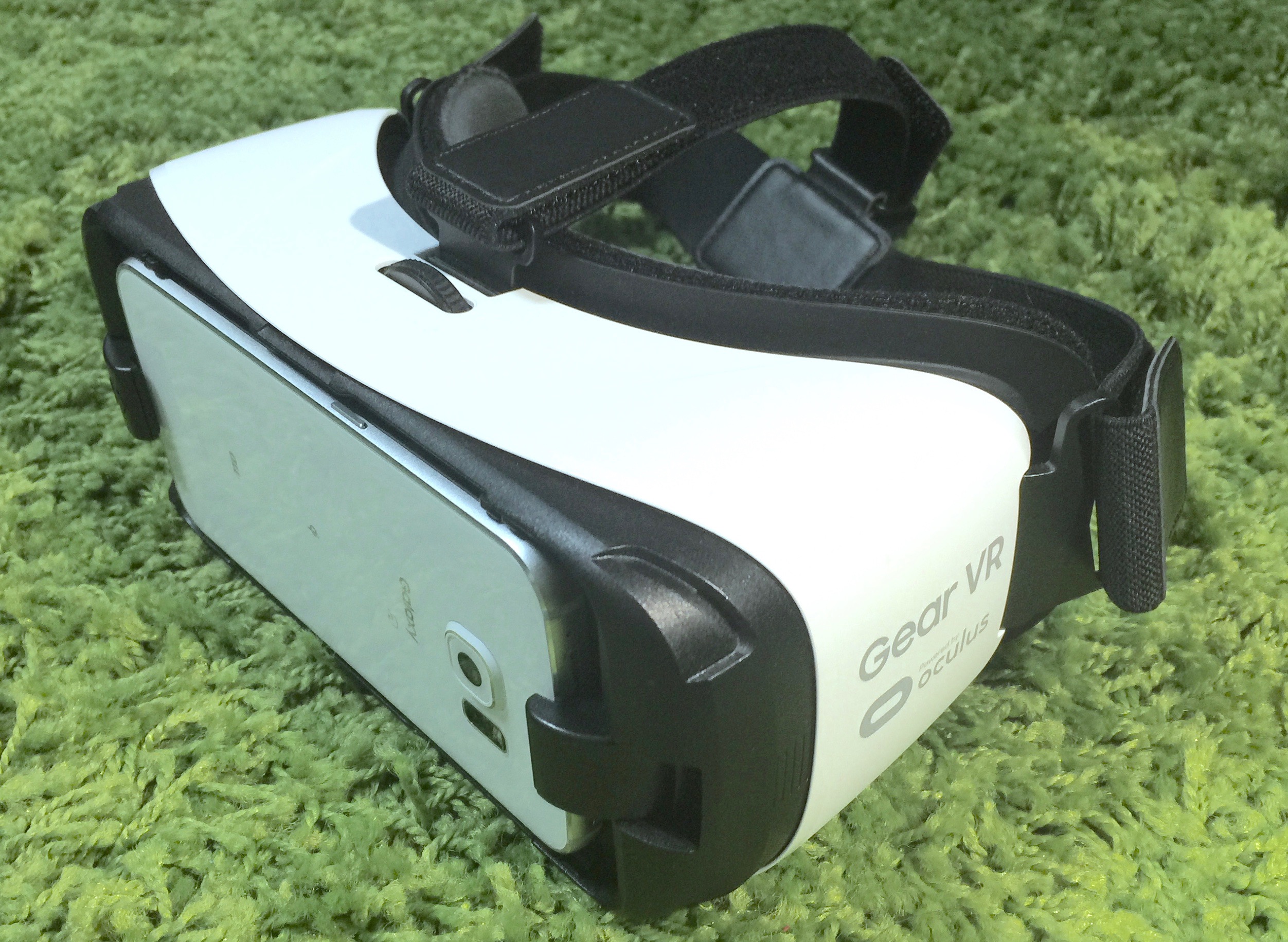 サムスン電子とOculus VR社が展開するモバイルVRデバイス「Gear VR」 
