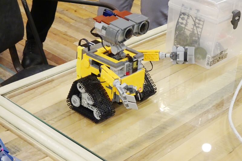 LEGO MINDSTORMS RCXのコンピュータをRaspberry Pi Zeroに換装したロボット