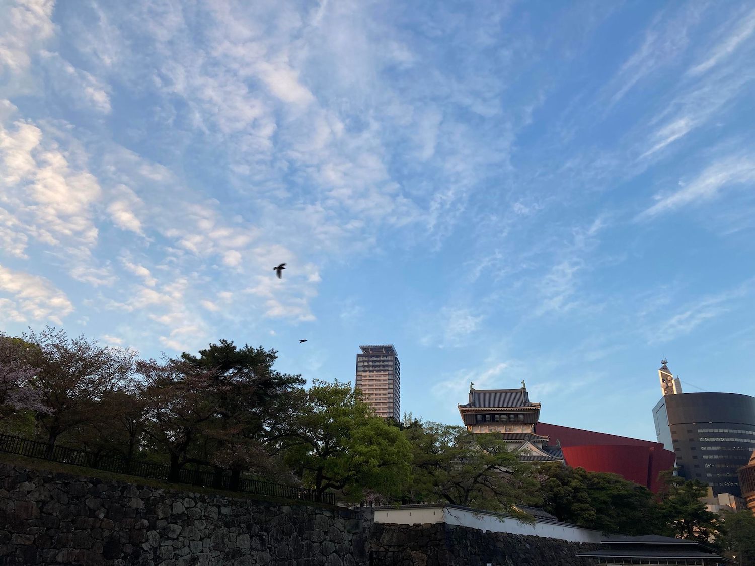 小倉駅から10分も歩けば小倉城が見えてくる。近隣にはショッピングモールもあり新旧共存の景色が楽しめる