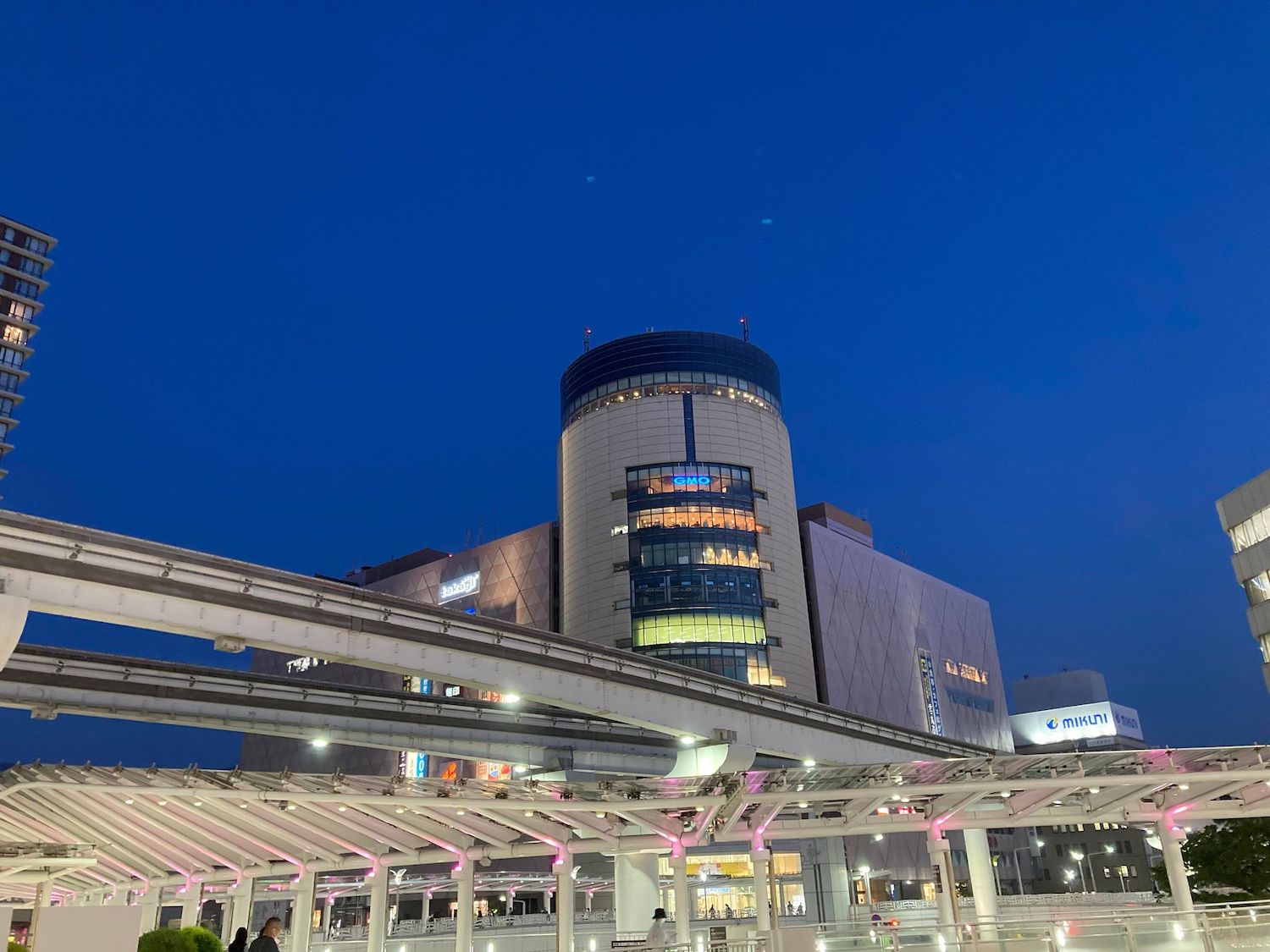 小倉駅から見た夜のセントシティ。GMOインターネットのネオンが夜の街を明るく照らしている