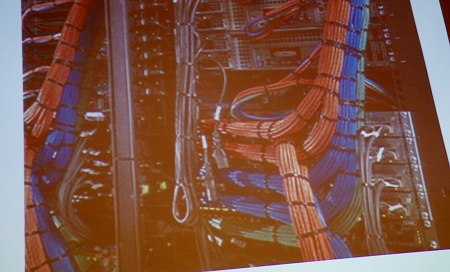ダラスにあるサーバールーム、赤がパブリックネット、青がプライベート、緑がマネジメント用に配線されている