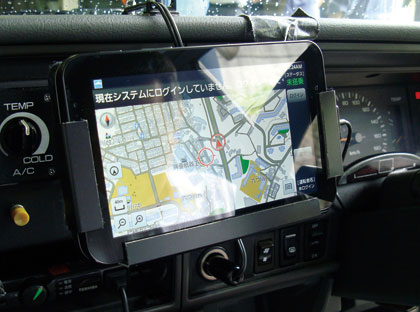 タクシーに搭載されたAndroidタブレット端末に表示された「smartaxi」