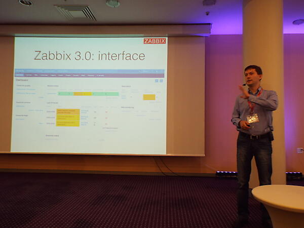 新しいインターフェースを紹介するCEOのウラジシェフ氏