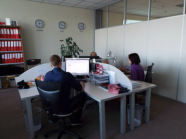 静かで落ち着いたクリーンなオフィス。これはマーケティング部門のブース