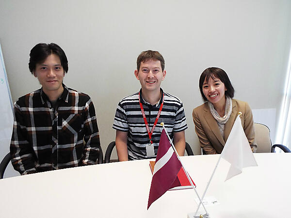 左から日本法人代表、寺島広大氏、CEOウラジシェフ氏、日本法人マーケティング担当、寺島友美氏