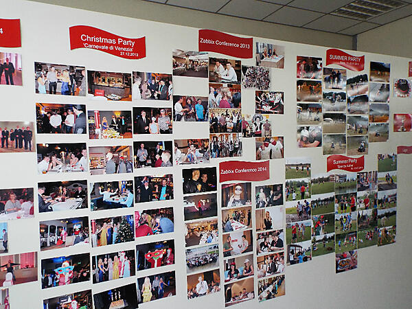 過去のイベントの写真などを並べたパネル。日本でのイベントも貼り出されていた