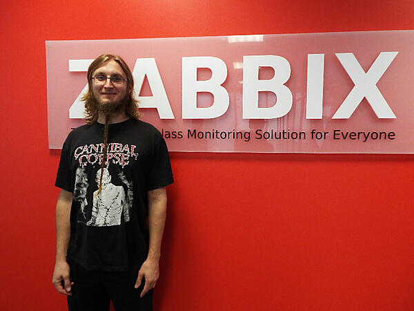 三つ編みのアゴヒゲにカンニバル・コープスのTシャツのリハーズ・オルプス氏。カンファレンスでは暗号化の解説を担当