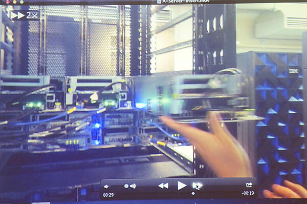 サーバーをラックに設置（動画デモより）