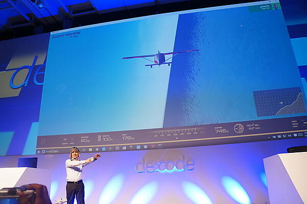 Hosted Web Appsベースのフライトシミュレーターを体で操作するサルド氏