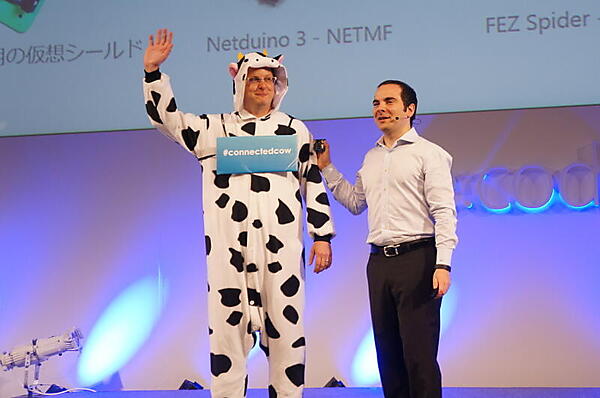 Azureテクニカルエバンジェリストのドリュー・ロビンス氏が牛の着ぐるみで登場