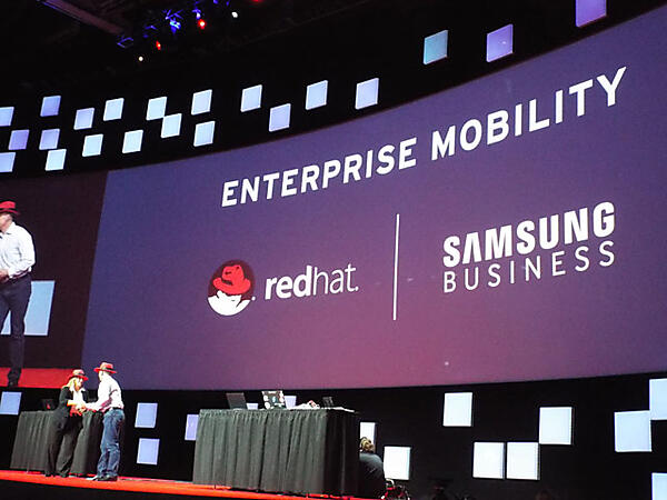 提携の発表には赤い帽子を被るのが定例らしい。