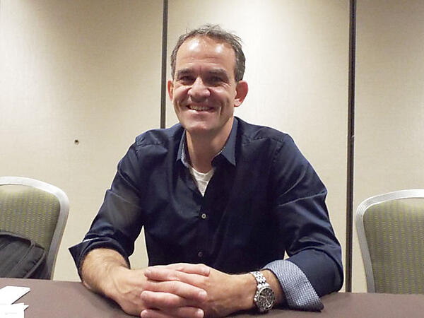 インタビューに応えるビルピーター氏。