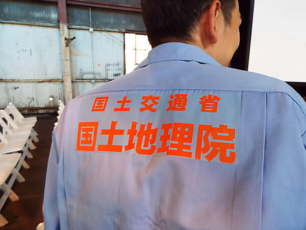 参加者からの質問に答える藤村氏。国土地理院のロゴのジャンパーが眩しい